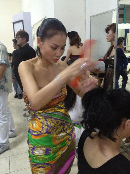Mới đây, những hình ảnh HLV Thu Minh chuẩn bị cho các thí sinh của mình trong hậu trường Vòng Đối đầu bất ngờ được hé lộ. Trong ảnh này, Thu Minh đang rất tập trung giúp "chiến binh" của mình trong phần trang điểm. Mới đây, những hình ảnh HLV Thu Minh chuẩn bị cho các thí sinh của mình trong hậu trường Vòng Đối đầu bất ngờ được hé lộ. Trong ảnh này, Thu Minh đang rất tập trung giúp "chiến binh" của mình trong phần trang điểm.