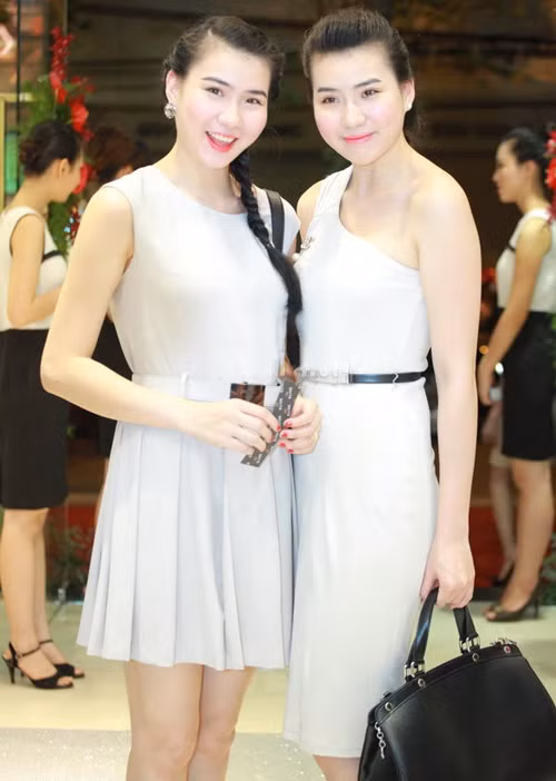Là cặp mẫu song sinh đắt show của miền Bắc, sinh năm 1990, Huyền Thư và Thư Huyền chạm ngõ làng thời trang Việt từ những năm học cấp 3. 2 cô gái đến từ Hải Phòng từng dự thi một vài cuộc thi sắc đẹp sau khi đã có vị trí rất vững vàng trong làng mẫu. Không chỉ gây ấn tượng với chiều cao nổi trội và gương mặt khả ái, Huyền Thư và Thư Huyền cũng rất biết cách phối trang phục tương đồng nhưng nổi bật trong hầu hết các sự kiện lớn, nhỏ.