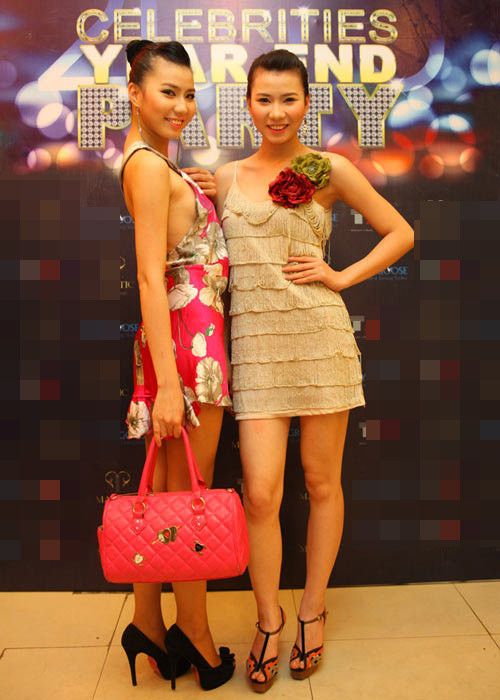 Hiện tại Huyền Thư đang mang thai đứa con đầu lòng, còn người mẫu Thư Huyền vừa Nam tiến trong vị thế của một người mẫu tự do. Hiện tại Huyền Thư đang mang thai đứa con đầu lòng, còn người mẫu Thư Huyền vừa Nam tiến trong vị thế của một người mẫu tự do.