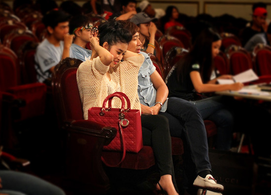 Hai người chọn hàng ghế đầu tiên để tiện ra vào.