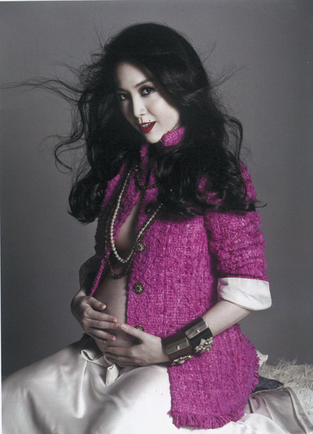 Thiên nga của làng múa tự tin khoe bụng bầu và vòng 1 không nội y Thiên nga của làng múa tự tin khoe bụng bầu và vòng 1 không nội y