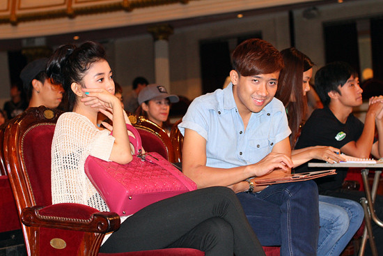 Khi phát hiện đang bị chú ý, cô gái tỏ ra không thoải mái.