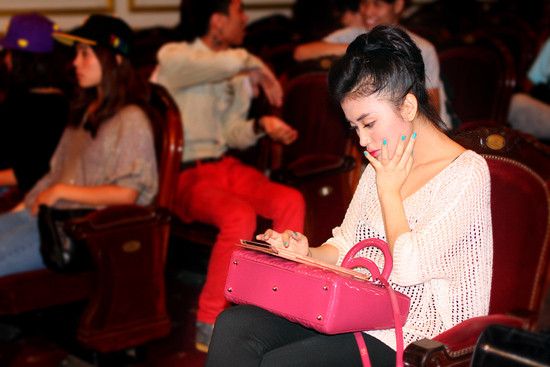 Cận cảnh khuôn mặt xinh xắn của cô gái bí ẩn.