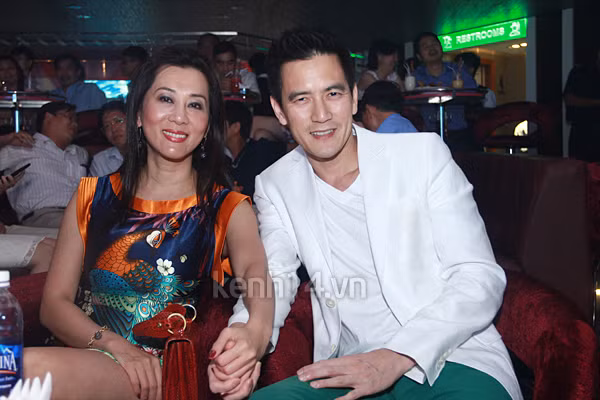 Cô không ngại có cử chỉ nắm tay bạn trai trước đông người.