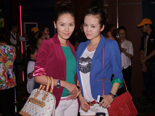 Hai chị em ca sĩ Phương Linh, Phương Ly đều theo nghiệp ca hát. Cô chị Phương Linh đã thành danh với nghề. Sinh năm 1990, Phương Ly cũng đang trên đường khẳng định cá tính riêng khi tham gia VietNam Idol. Hai chị em ca sĩ Phương Linh, Phương Ly đều theo nghiệp ca hát. Cô chị Phương Linh đã thành danh với nghề. Sinh năm 1990, Phương Ly cũng đang trên đường khẳng định cá tính riêng khi tham gia VietNam Idol.