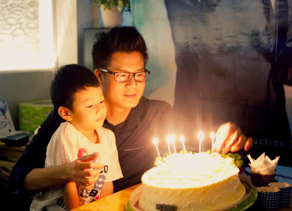 Quang Dũng thắp nến Quang Dũng thắp nến