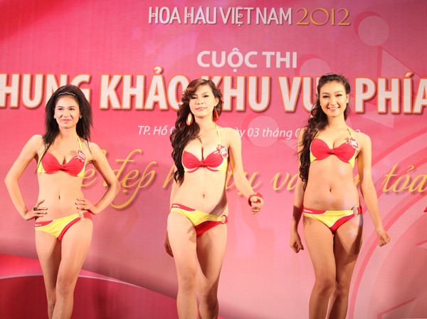 Cùng ngắm 20 thí sinh đầu tiên của vòng chung kết Hoa hậu Việt Nam 2012 trong trang phục áo tắm. Cùng ngắm 20 thí sinh đầu tiên của vòng chung kết Hoa hậu Việt Nam 2012 trong trang phục áo tắm.