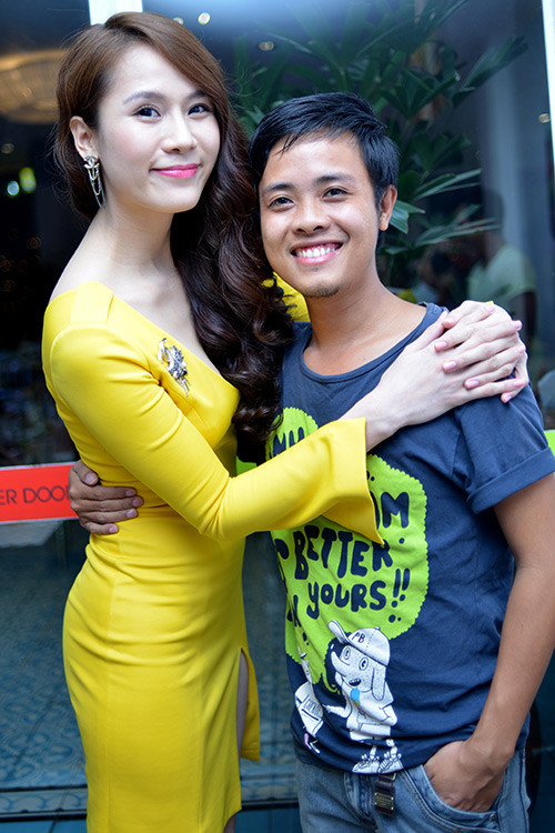 Nhiếp ảnh gia Lê Thiện Viễn, người thường xuyên chụp những bộ ảnh đẹp cho á hậu Hà Nội 2005 Thái Hà cũng đến chung vui. Nhiếp ảnh gia Lê Thiện Viễn, người thường xuyên chụp những bộ ảnh đẹp cho á hậu Hà Nội 2005 Thái Hà cũng đến chung vui.