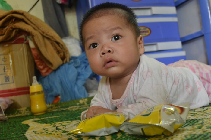 Những em bé hơn thì ngoan ngoãn nằm bò trên giường tập lẫy. Những em bé hơn thì ngoan ngoãn nằm bò trên giường tập lẫy.