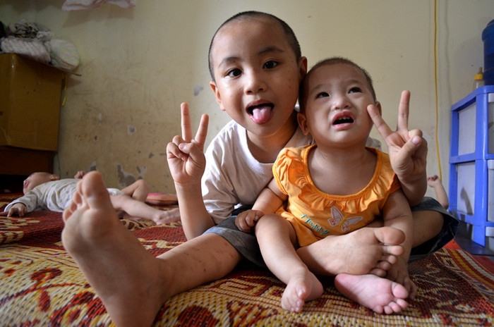 Những em lớn hơn thì trông những em nhỏ. Những em lớn hơn thì trông những em nhỏ.