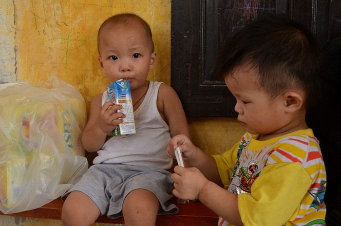 Rồi ngoan ngoãn thưởng thức phần quà của mình. Rồi ngoan ngoãn thưởng thức phần quà của mình.