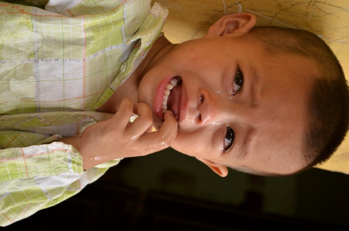 “Bạn đánh con…” “Bạn đánh con…”