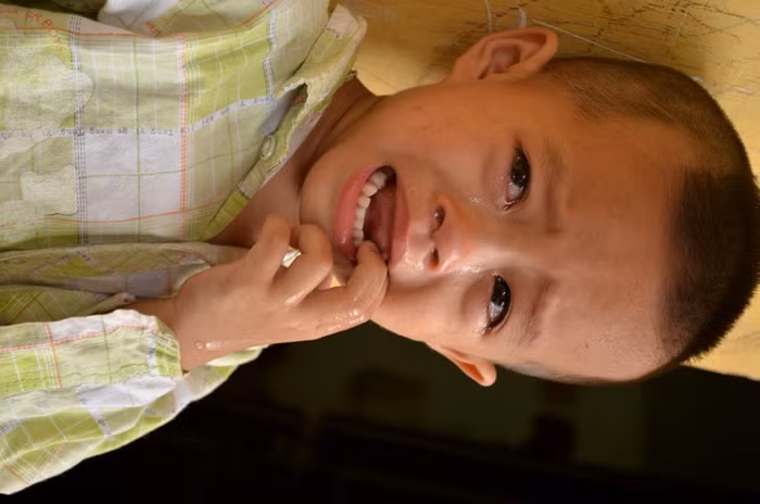 “Bạn đánh con…” “Bạn đánh con…”