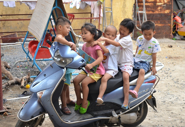 Thi nhau trèo lên chiếc xe và cố gắng lái xe theo ý muốn của mình cũng trở thành một trò chơi của các em nhỏ. Thi nhau trèo lên chiếc xe và cố gắng lái xe theo ý muốn của mình cũng trở thành một trò chơi của các em nhỏ.