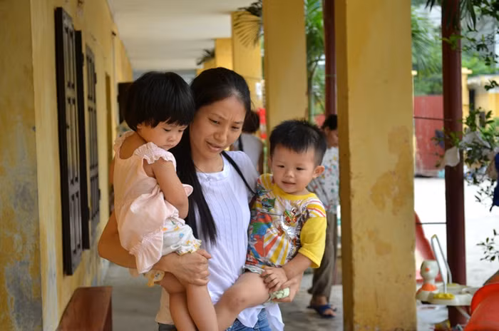 Phải bế cả hai mới chịu. Phải bế cả hai mới chịu.