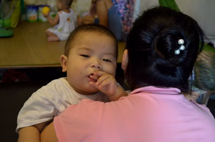 Làm nũng mẹ để được mẹ dỗ dành. Làm nũng mẹ để được mẹ dỗ dành.