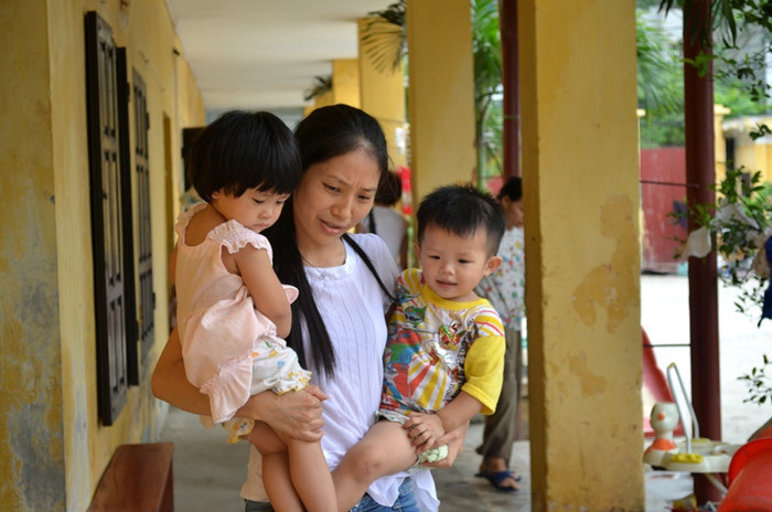 Phải bế cả hai mới chịu. Phải bế cả hai mới chịu.