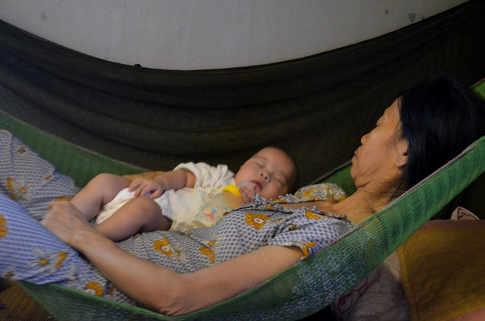 Và cũng có những em bé ngủ ngon trong vòng tay, nhịp võng đung đưa và câu hát à ơi của những người mẹ. Và cũng có những em bé ngủ ngon trong vòng tay, nhịp võng đung đưa và câu hát à ơi của những người mẹ.
