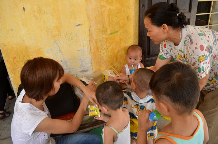 Nơi đây cũng có rất nhiều các tình nguyện viên là sinh viên, người cao tuổi, người dân xung quanh, và những người có tấm lòng từ bi đến đây, dành cho các em hộp sữa, cái bánh. Nơi đây cũng có rất nhiều các tình nguyện viên là sinh viên, người cao tuổi, người dân xung quanh, và những người có tấm lòng từ bi đến đây, dành cho các em hộp sữa, cái bánh.