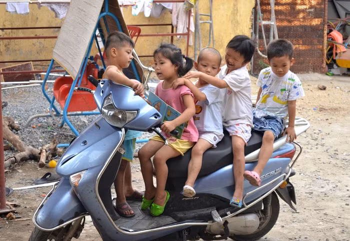 Thi nhau trèo lên chiếc xe và cố gắng lái xe theo ý muốn của mình cũng trở thành một trò chơi của các em nhỏ. Thi nhau trèo lên chiếc xe và cố gắng lái xe theo ý muốn của mình cũng trở thành một trò chơi của các em nhỏ.