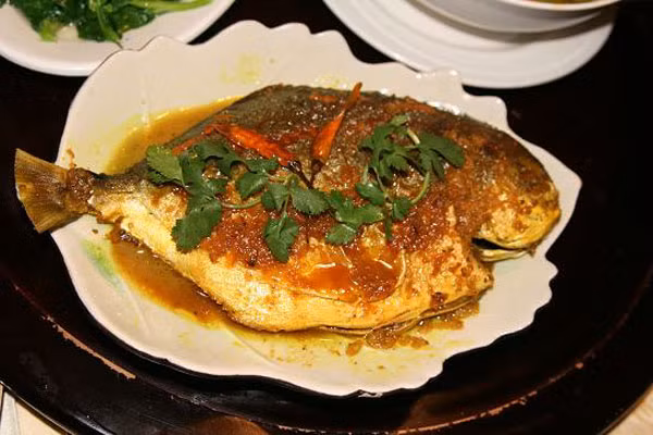 4. Cá, tôm, cua Nếu ăn cá, tôm, cua khi đang bị ho thì sẽ khiến bệnh càng nặng hơn. Nguyên nhân bởi hệ hô hấp dễ bị kích thích do vị tanh của cá.