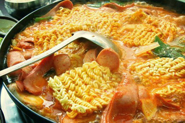 Nếu bị ho nhẹ thì không nên ăn cá muối, thịt xông khói hay các thực phẩm có hàm lượng muối cao khác. Lẩu tập trung đa số thực phẩm có hàm lượng muối cao, nên khi bị ho không nên ăn lẩu.