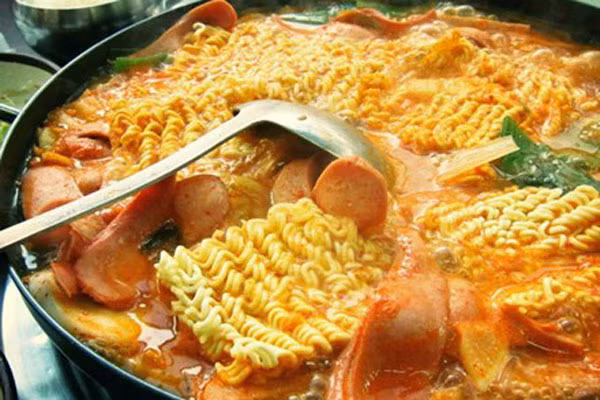 Nếu bị ho nhẹ thì không nên ăn cá muối, thịt xông khói hay các thực phẩm có hàm lượng muối cao khác. Lẩu tập trung đa số thực phẩm có hàm lượng muối cao, nên khi bị ho không nên ăn lẩu.