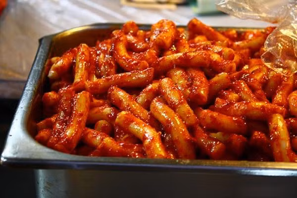 Lúc này nếu ăn uống các thực phẩm lạnh dễ gây ra tắc khí ở phổi, khiến các triệu chứng càng nặng thêm. Nếu muốn ăn đồ lưu trữ trong tủ lạnh, bạn nên bỏ chúng ra khỏi tủ lạnh một lúc rồi mới ăn.