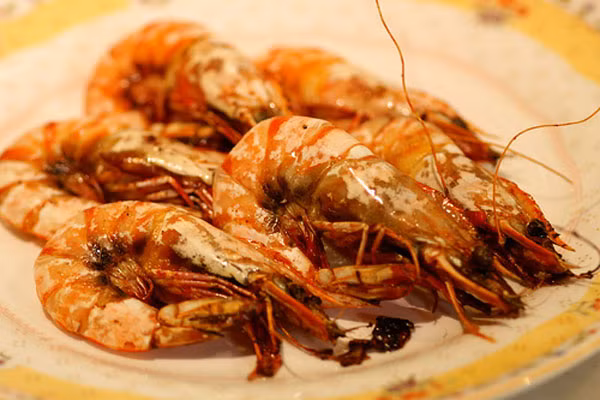 Chưa kể đến việc nhiều người bị dị ứng với chất protein trong tôm, cá. Mà dị ứng thức ăn là một trong những nguyên nhân gây ra ho.