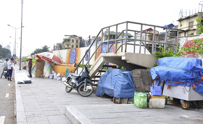 Để đồ… đang vẽ cho “con đường gốm sứ” những họa tiết mới về sự nhếch nhác, lộn xộn. Để đồ… đang vẽ cho “con đường gốm sứ” những họa tiết mới về sự nhếch nhác, lộn xộn.