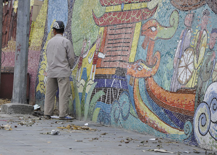 Hành động đáng trách của nhiều người nơi đây, làm xấu đi công trình “con đường gốm sứ” và mỹ quan đô thị. Hành động đáng trách của nhiều người nơi đây, làm xấu đi công trình “con đường gốm sứ” và mỹ quan đô thị.