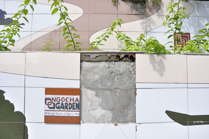 Có nhiều chỗ lớp đá mem bong ra từng tảng to một nhưng vẫn không được sửa chữa. Có nhiều chỗ lớp đá mem bong ra từng tảng to một nhưng vẫn không được sửa chữa.