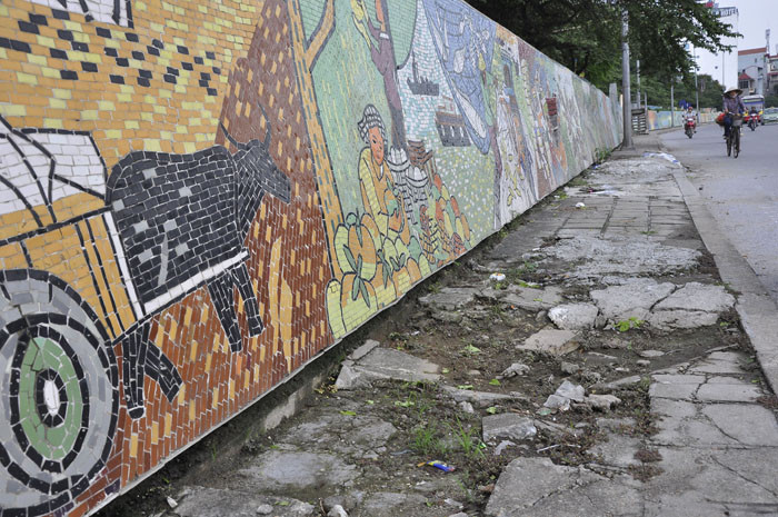 Sự nhếch nhác còn thể hiện trong việc sụt lún vỉa hè. Sự nhếch nhác còn thể hiện trong việc sụt lún vỉa hè.