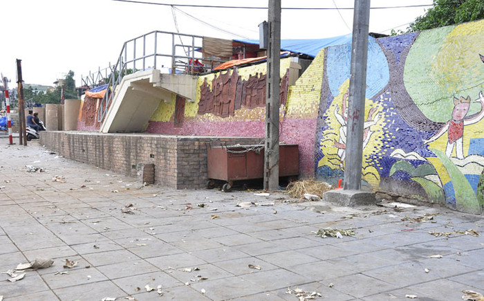 Bên cạnh tình trạng xuống cấp, con đường gốm sứ đang biến thành nơi để rác, để đồ… Bên cạnh tình trạng xuống cấp, con đường gốm sứ đang biến thành nơi để rác, để đồ…