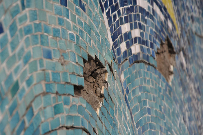 Tới nay không chỉ dừng lại ở những vết nứt mà nó xuất hiện khá nhiều chỗ bong tróc. Tới nay không chỉ dừng lại ở những vết nứt mà nó xuất hiện khá nhiều chỗ bong tróc.