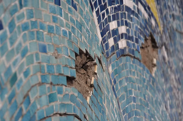 Tới nay không chỉ dừng lại ở những vết nứt mà nó xuất hiện khá nhiều chỗ bong tróc. Tới nay không chỉ dừng lại ở những vết nứt mà nó xuất hiện khá nhiều chỗ bong tróc.