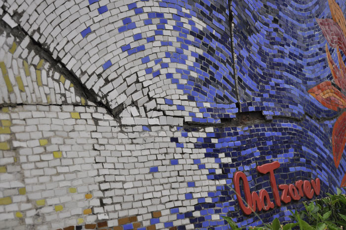 Những hình ảnh xuống cấp của con đường này đang gây nhói lòng người qua đây. Những hình ảnh xuống cấp của con đường này đang gây nhói lòng người qua đây.