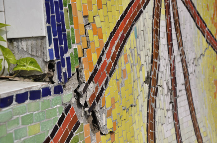 Nhiều vết nứt đã xuất hiện từ sau khi công trình hoàn tất. Nhiều vết nứt đã xuất hiện từ sau khi công trình hoàn tất.