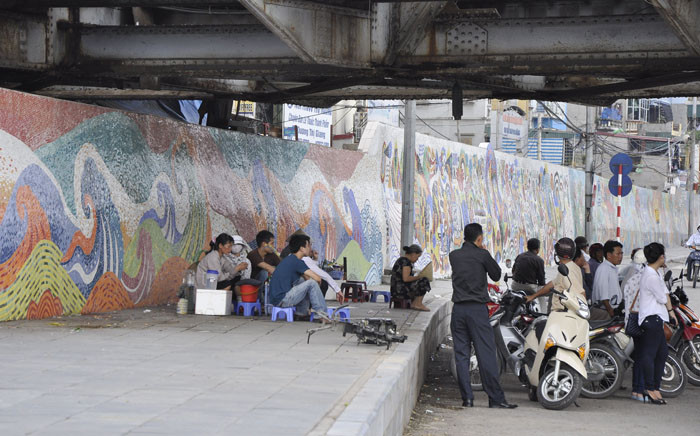 Ở khu vực cầu Long Biên, chiếm dụng vỉa hè để mở quán nước… Ở khu vực cầu Long Biên, chiếm dụng vỉa hè để mở quán nước…