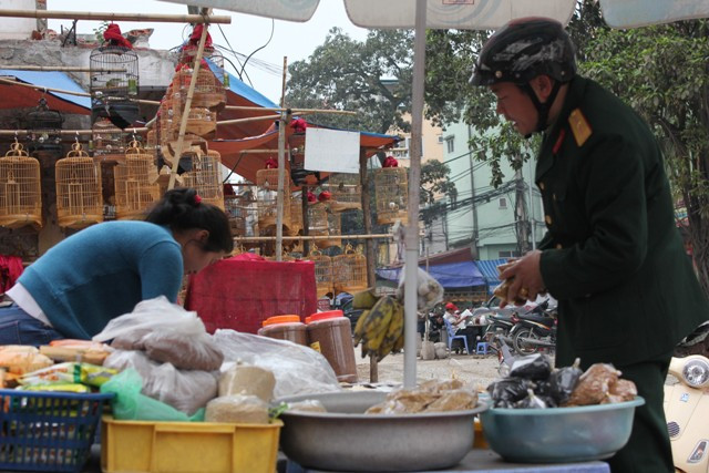 Khu bán thức ăn cho chim luôn đắt hàng Khu bán thức ăn cho chim luôn đắt hàng