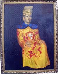 1. Đinh Tiên Hoàng( 968 – 980 ) , húy là Đinh Bộ Lĩnh là vị vua sáng lập triều đại nhà Đinh, nước Đại Cồ Việt trong lịch sử Việt Nam. Ông là người có công đánh dẹp loạn 12 sứ quân, thống nhất giang sơn và trở thành hoàng đế đầu tiên của Việt Nam sau 1000 năm Bắc thuộc. Đinh Bộ Lĩnh mở nước, lập đô, lấy niên hiệu với tư cách người đứng đầu một vương triều bề thế: Thời kỳ phục quốc của Việt Nam, từ họ Khúc chỉ xưng làm Tiết độ sứ, tới Ngô Quyền xưng vương và tới vua Đinh xưng làm hoàng đế. Sau hai vua nhà Tiền Lý xưng đế giữa thời Bắc thuộc rồi bị thất bại trước hoạ ngoại xâm, 400 năm sau người cầm quyền Việt Nam mới thực sự vươn tới đỉnh cao ngôi vị và danh hiệu, khẳng định vị thế vững chắc của quốc gia độc lập, thống nhất qua các triều đại Đinh – Lê – Lý - Trần và buộc các điển lễ, sách phong của cường quyền phương Bắc phải công nhận là một nước độc lập. Đinh Tiên Hoàng là vị hoàng đế đặt nền móng sáng lập nhà nước phong kiến trung ương tập quyền đầu tiên ở Việt Nam, vì thế mà ông còn được gọi là người mở nền chính thống cho các triều đại phong kiến trong lịch sử. 1. Đinh Tiên Hoàng( 968 – 980 ) , húy là Đinh Bộ Lĩnh là vị vua sáng lập triều đại nhà Đinh, nước Đại Cồ Việt trong lịch sử Việt Nam. Ông là người có công đánh dẹp loạn 12 sứ quân, thống nhất giang sơn và trở thành hoàng đế đầu tiên của Việt Nam sau 1000 năm Bắc thuộc. Đinh Bộ Lĩnh mở nước, lập đô, lấy niên hiệu với tư cách người đứng đầu một vương triều bề thế: Thời kỳ phục quốc của Việt Nam, từ họ Khúc chỉ xưng làm Tiết độ sứ, tới Ngô Quyền xưng vương và tới vua Đinh xưng làm hoàng đế. Sau hai vua nhà Tiền Lý xưng đế giữa thời Bắc thuộc rồi bị thất bại trước hoạ ngoại xâm, 400 năm sau người cầm quyền Việt Nam mới thực sự vươn tới đỉnh cao ngôi vị và danh hiệu, khẳng định vị thế vững chắc của quốc gia độc lập, thống nhất qua các triều đại Đinh – Lê – Lý - Trần và buộc các điển lễ, sách phong của cường quyền phương Bắc phải công nhận là một nước độc lập. Đinh Tiên Hoàng là vị hoàng đế đặt nền móng sáng lập nhà nước phong kiến trung ương tập quyền đầu tiên ở Việt Nam, vì thế mà ông còn được gọi là người mở nền chính thống cho các triều đại phong kiến trong lịch sử.