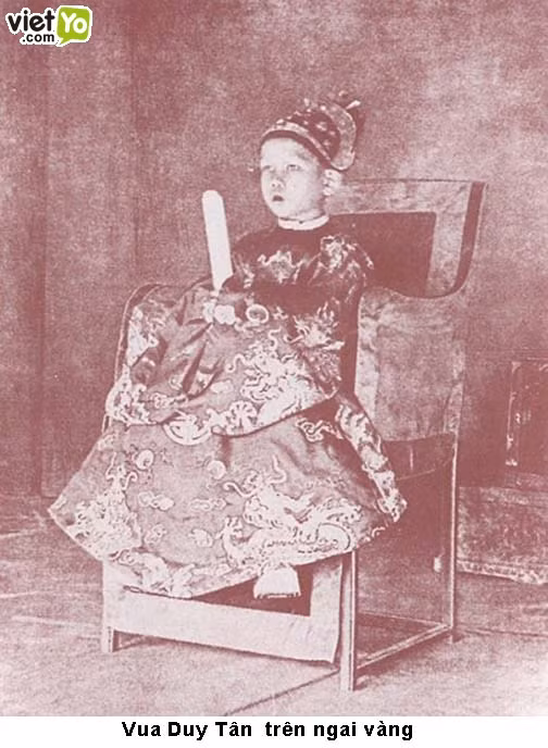 9. Vua Duy Tân (19 tháng 9, 1900 – 26 tháng 12, 1945) là vị Hoàng đế thứ 11 của nhà Nguyễn (ở ngôi từ 1907 tới 1916), sau vuaThành Thái. 9. Vua Duy Tân (19 tháng 9, 1900 – 26 tháng 12, 1945) là vị Hoàng đế thứ 11 của nhà Nguyễn (ở ngôi từ 1907 tới 1916), sau vuaThành Thái.