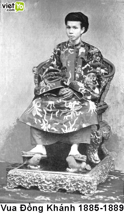 8.. Vua Đồng Khánh (19 tháng 2, 1864 – 28 tháng 1, 1889), miếu hiệu Nguyễn Cảnh Tông, là vị Hoàng đế thứ 9 của nhà Nguyễn, tại vị từ năm 1885 đến 1889. Thụy hiệu của ông là Hoằng Liệt Thống Thiết Mẫn Huệ Thuần Hoàng Đế 8.. Vua Đồng Khánh (19 tháng 2, 1864 – 28 tháng 1, 1889), miếu hiệu Nguyễn Cảnh Tông, là vị Hoàng đế thứ 9 của nhà Nguyễn, tại vị từ năm 1885 đến 1889. Thụy hiệu của ông là Hoằng Liệt Thống Thiết Mẫn Huệ Thuần Hoàng Đế