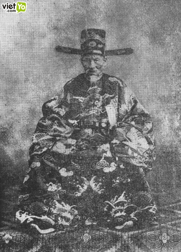 2. Phan Thanh Giản xuất thân trong một gia đình nghèo khổ. Tương truyền tổ phụ Phan Thanh Giản là Phan Thanh Tập, hiệu Ngẫu Cừ, sống thời nhà Minh. Sau khi nhà Minh bị nhà Mãn Thanh tiêu diệt, Phan Thanh Tập di cư sang phủ Hoài Nhơn, tỉnh Bình Định (Việt Nam). Nơi đây ông cưới vợ tên Huỳnh Thị Học, sinh được một trai tên là Phan Thanh Ngạn tục gọi là Xán. Năm 1825, ông đậu Cử nhân khoa Ất Dậu. Sau đó một năm, ông đậu đỗ Đệ tam giáp đồng Tiến sĩ khoa Bính Tuất niên hiệu Minh Mạng thứ 7 (1826), vào năm 30 tuổi. Ông là người đậu Tiến sĩ khai khoa ở Nam bộ. Từ đấy, ông làm quan trải ba triều, là Minh Mạng, Thiệu Trị và Tự Đức 2. Phan Thanh Giản xuất thân trong một gia đình nghèo khổ. Tương truyền tổ phụ Phan Thanh Giản là Phan Thanh Tập, hiệu Ngẫu Cừ, sống thời nhà Minh. Sau khi nhà Minh bị nhà Mãn Thanh tiêu diệt, Phan Thanh Tập di cư sang phủ Hoài Nhơn, tỉnh Bình Định (Việt Nam). Nơi đây ông cưới vợ tên Huỳnh Thị Học, sinh được một trai tên là Phan Thanh Ngạn tục gọi là Xán. Năm 1825, ông đậu Cử nhân khoa Ất Dậu. Sau đó một năm, ông đậu đỗ Đệ tam giáp đồng Tiến sĩ khoa Bính Tuất niên hiệu Minh Mạng thứ 7 (1826), vào năm 30 tuổi. Ông là người đậu Tiến sĩ khai khoa ở Nam bộ. Từ đấy, ông làm quan trải ba triều, là Minh Mạng, Thiệu Trị và Tự Đức 2. Phan Thanh Giản xuất thân trong một gia đình nghèo khổ. Tương truyền tổ phụ Phan Thanh Giản là Phan Thanh Tập, hiệu Ngẫu Cừ, sống thời nhà Minh. Sau khi nhà Minh bị nhà Mãn Thanh tiêu diệt, Phan Thanh Tập di cư sang phủ Hoài Nhơn, tỉnh Bình Định (Việt Nam). Nơi đây ông cưới vợ tên Huỳnh Thị Học, sinh được một trai tên là Phan Thanh Ngạn tục gọi là Xán. Năm 1825, ông đậu Cử nhân khoa Ất Dậu. Sau đó một năm, ông đậu đỗ Đệ tam giáp đồng Tiến sĩ khoa Bính Tuất niên hiệu Minh Mạng thứ 7 (1826), vào năm 30 tuổi. Ông là người đậu Tiến sĩ khai khoa ở Nam bộ. Từ đấy, ông làm quan trải ba triều, là Minh Mạng, Thiệu Trị và Tự Đức 2. Phan Thanh Giản xuất thân trong một gia đình nghèo khổ. Tương truyền tổ phụ Phan Thanh Giản là Phan Thanh Tập, hiệu Ngẫu Cừ, sống thời nhà Minh. Sau khi nhà Minh bị nhà Mãn Thanh tiêu diệt, Phan Thanh Tập di cư sang phủ Hoài Nhơn, tỉnh Bình Định (Việt Nam). Nơi đây ông cưới vợ tên Huỳnh Thị Học, sinh được một trai tên là Phan Thanh Ngạn tục gọi là Xán. Năm 1825, ông đậu Cử nhân khoa Ất Dậu. Sau đó một năm, ông đậu đỗ Đệ tam giáp đồng Tiến sĩ khoa Bính Tuất niên hiệu Minh Mạng thứ 7 (1826), vào năm 30 tuổi. Ông là người đậu Tiến sĩ khai khoa ở Nam bộ. Từ đấy, ông làm quan trải ba triều, là Minh Mạng, Thiệu Trị và Tự Đức