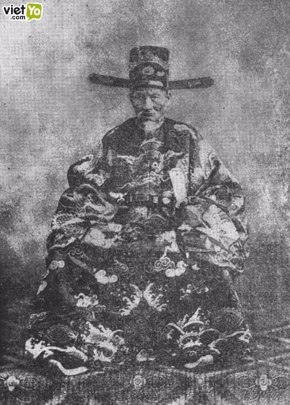 2. Phan Thanh Giản xuất thân trong một gia đình nghèo khổ. Tương truyền tổ phụ Phan Thanh Giản là Phan Thanh Tập, hiệu Ngẫu Cừ, sống thời nhà Minh. Sau khi nhà Minh bị nhà Mãn Thanh tiêu diệt, Phan Thanh Tập di cư sang phủ Hoài Nhơn, tỉnh Bình Định (Việt Nam). Nơi đây ông cưới vợ tên Huỳnh Thị Học, sinh được một trai tên là Phan Thanh Ngạn tục gọi là Xán. Năm 1825, ông đậu Cử nhân khoa Ất Dậu. Sau đó một năm, ông đậu đỗ Đệ tam giáp đồng Tiến sĩ khoa Bính Tuất niên hiệu Minh Mạng thứ 7 (1826), vào năm 30 tuổi. Ông là người đậu Tiến sĩ khai khoa ở Nam bộ. Từ đấy, ông làm quan trải ba triều, là Minh Mạng, Thiệu Trị và Tự Đức 2. Phan Thanh Giản xuất thân trong một gia đình nghèo khổ. Tương truyền tổ phụ Phan Thanh Giản là Phan Thanh Tập, hiệu Ngẫu Cừ, sống thời nhà Minh. Sau khi nhà Minh bị nhà Mãn Thanh tiêu diệt, Phan Thanh Tập di cư sang phủ Hoài Nhơn, tỉnh Bình Định (Việt Nam). Nơi đây ông cưới vợ tên Huỳnh Thị Học, sinh được một trai tên là Phan Thanh Ngạn tục gọi là Xán. Năm 1825, ông đậu Cử nhân khoa Ất Dậu. Sau đó một năm, ông đậu đỗ Đệ tam giáp đồng Tiến sĩ khoa Bính Tuất niên hiệu Minh Mạng thứ 7 (1826), vào năm 30 tuổi. Ông là người đậu Tiến sĩ khai khoa ở Nam bộ. Từ đấy, ông làm quan trải ba triều, là Minh Mạng, Thiệu Trị và Tự Đức 2. Phan Thanh Giản xuất thân trong một gia đình nghèo khổ. Tương truyền tổ phụ Phan Thanh Giản là Phan Thanh Tập, hiệu Ngẫu Cừ, sống thời nhà Minh. Sau khi nhà Minh bị nhà Mãn Thanh tiêu diệt, Phan Thanh Tập di cư sang phủ Hoài Nhơn, tỉnh Bình Định (Việt Nam). Nơi đây ông cưới vợ tên Huỳnh Thị Học, sinh được một trai tên là Phan Thanh Ngạn tục gọi là Xán. Năm 1825, ông đậu Cử nhân khoa Ất Dậu. Sau đó một năm, ông đậu đỗ Đệ tam giáp đồng Tiến sĩ khoa Bính Tuất niên hiệu Minh Mạng thứ 7 (1826), vào năm 30 tuổi. Ông là người đậu Tiến sĩ khai khoa ở Nam bộ. Từ đấy, ông làm quan trải ba triều, là Minh Mạng, Thiệu Trị và Tự Đức 2. Phan Thanh Giản xuất thân trong một gia đình nghèo khổ. Tương truyền tổ phụ Phan Thanh Giản là Phan Thanh Tập, hiệu Ngẫu Cừ, sống thời nhà Minh. Sau khi nhà Minh bị nhà Mãn Thanh tiêu diệt, Phan Thanh Tập di cư sang phủ Hoài Nhơn, tỉnh Bình Định (Việt Nam). Nơi đây ông cưới vợ tên Huỳnh Thị Học, sinh được một trai tên là Phan Thanh Ngạn tục gọi là Xán. Năm 1825, ông đậu Cử nhân khoa Ất Dậu. Sau đó một năm, ông đậu đỗ Đệ tam giáp đồng Tiến sĩ khoa Bính Tuất niên hiệu Minh Mạng thứ 7 (1826), vào năm 30 tuổi. Ông là người đậu Tiến sĩ khai khoa ở Nam bộ. Từ đấy, ông làm quan trải ba triều, là Minh Mạng, Thiệu Trị và Tự Đức