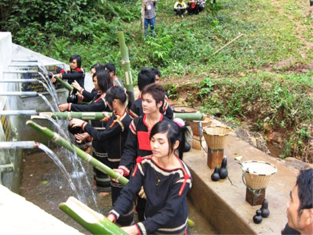 Đồng bào Êđê ở Tây Nguyên có phong tục “Cúng bến nước”. Lễ này nhằm cầu khấn cho nước luôn chảy trong, chảy suốt và chảy sạch Đồng bào Êđê ở Tây Nguyên có phong tục “Cúng bến nước”. Lễ này nhằm cầu khấn cho nước luôn chảy trong, chảy suốt và chảy sạch