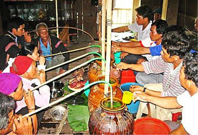 Lễ trưởng thành là một trong những nét văn hóa đặc sắc của người Ê Đê (Phú Yên), là nghi thức bắt buộc đối với những người khi đến tuổi trưởng thành Lễ trưởng thành là một trong những nét văn hóa đặc sắc của người Ê Đê (Phú Yên), là nghi thức bắt buộc đối với những người khi đến tuổi trưởng thành