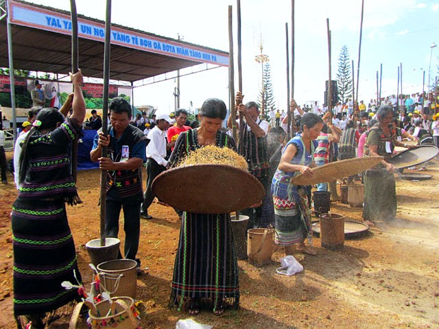 Đối với đồng bào các dân tộc thiểu số ở Tây Nguyên mỗi năm họ họp mặt các dân tộc một lần, mục đích của ngày họp mặt là “cầu nguyện cho việc truyền giáo cho người dân tộc thiểu số và giúp bảo tồn văn hóa của họ”. Đây cũng là dịp để giáo dân ở 20 buôn làng trao đổi văn hóa, phong tục với nhau, làm tô đẹp thêm cho nét đẹp của các buôn làng Đối với đồng bào các dân tộc thiểu số ở Tây Nguyên mỗi năm họ họp mặt các dân tộc một lần, mục đích của ngày họp mặt là “cầu nguyện cho việc truyền giáo cho người dân tộc thiểu số và giúp bảo tồn văn hóa của họ”. Đây cũng là dịp để giáo dân ở 20 buôn làng trao đổi văn hóa, phong tục với nhau, làm tô đẹp thêm cho nét đẹp của các buôn làng