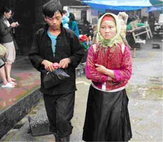 Một tục lệ đã có hàng nghìn năm tuổi của đồng bào các dân tộc thiểu số như Mường Lát, Thanh Hóa là ngủ thăm. Khi màn đêm buông, những chàng trai chưa vợ có thể cạy cửa nhà các thiếu nữ mới lớn để chui vào tán tỉnh ở tư thế... chung chăn, chung gối với cô gái. Nếu mọi chuyện tốt đẹp, sau 5-6 lần ngủ thăm, chàng trai sẽ mang bạc trắng, lợn béo, rượu cần sang hỏi cô gái làm vợ... Một tục lệ đã có hàng nghìn năm tuổi của đồng bào các dân tộc thiểu số như Mường Lát, Thanh Hóa là ngủ thăm. Khi màn đêm buông, những chàng trai chưa vợ có thể cạy cửa nhà các thiếu nữ mới lớn để chui vào tán tỉnh ở tư thế... chung chăn, chung gối với cô gái. Nếu mọi chuyện tốt đẹp, sau 5-6 lần ngủ thăm, chàng trai sẽ mang bạc trắng, lợn béo, rượu cần sang hỏi cô gái làm vợ...