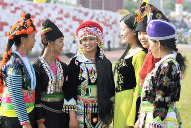 Đi ăn trộm lấy may trong đêm giao thừa là tục lệ khá kỳ lạ của người dân tộc Lô Lô huyện Đồng Văn, tỉnh Hà Giang. Người Lô Lô tin rằng, ở thời điểm chuyển giao từ năm cũ sang năm mới, nếu ai đó mang về được một cái gì đó thì gia đình sẽ gặp nhiều điều tốt lành, ăn nên làm ra. Chính vì thế, họ gọi đó là đi lấy may. Một điều thú vị là khi đi... lấy trộm vào đêm giao thừa, người Lô Lô đi đúng nghĩa "ăn trộm", lặng lẽ, không rủ nhau, không để chủ nhà bắt được. Và đã trộm là phải trộm "tận gốc", như nhổ tỏi thì không nên để bị đứt. Đi ăn trộm lấy may trong đêm giao thừa là tục lệ khá kỳ lạ của người dân tộc Lô Lô huyện Đồng Văn, tỉnh Hà Giang. Người Lô Lô tin rằng, ở thời điểm chuyển giao từ năm cũ sang năm mới, nếu ai đó mang về được một cái gì đó thì gia đình sẽ gặp nhiều điều tốt lành, ăn nên làm ra. Chính vì thế, họ gọi đó là đi lấy may. Một điều thú vị là khi đi... lấy trộm vào đêm giao thừa, người Lô Lô đi đúng nghĩa "ăn trộm", lặng lẽ, không rủ nhau, không để chủ nhà bắt được. Và đã trộm là phải trộm "tận gốc", như nhổ tỏi thì không nên để bị đứt.